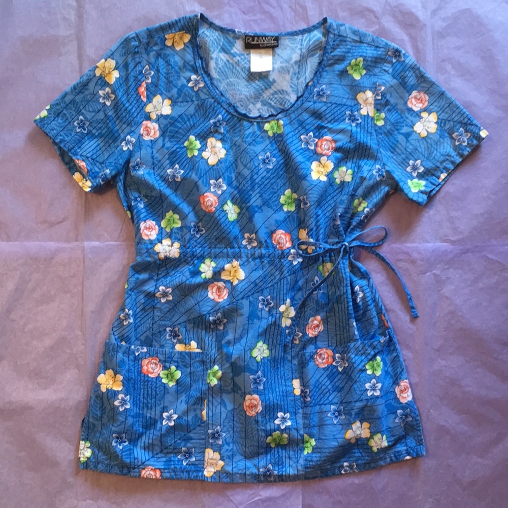 Cherokee Runway Floral Scrub Top Size Small
